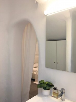 Bathtub, toilet paper - Elia House With Amazing View On The Beach (Mykonos) (Μύκονος)