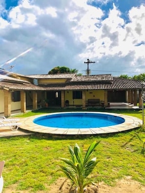 Outdoor pool, sun loungers - Hostel Terra do Sol (Porto Seguro)