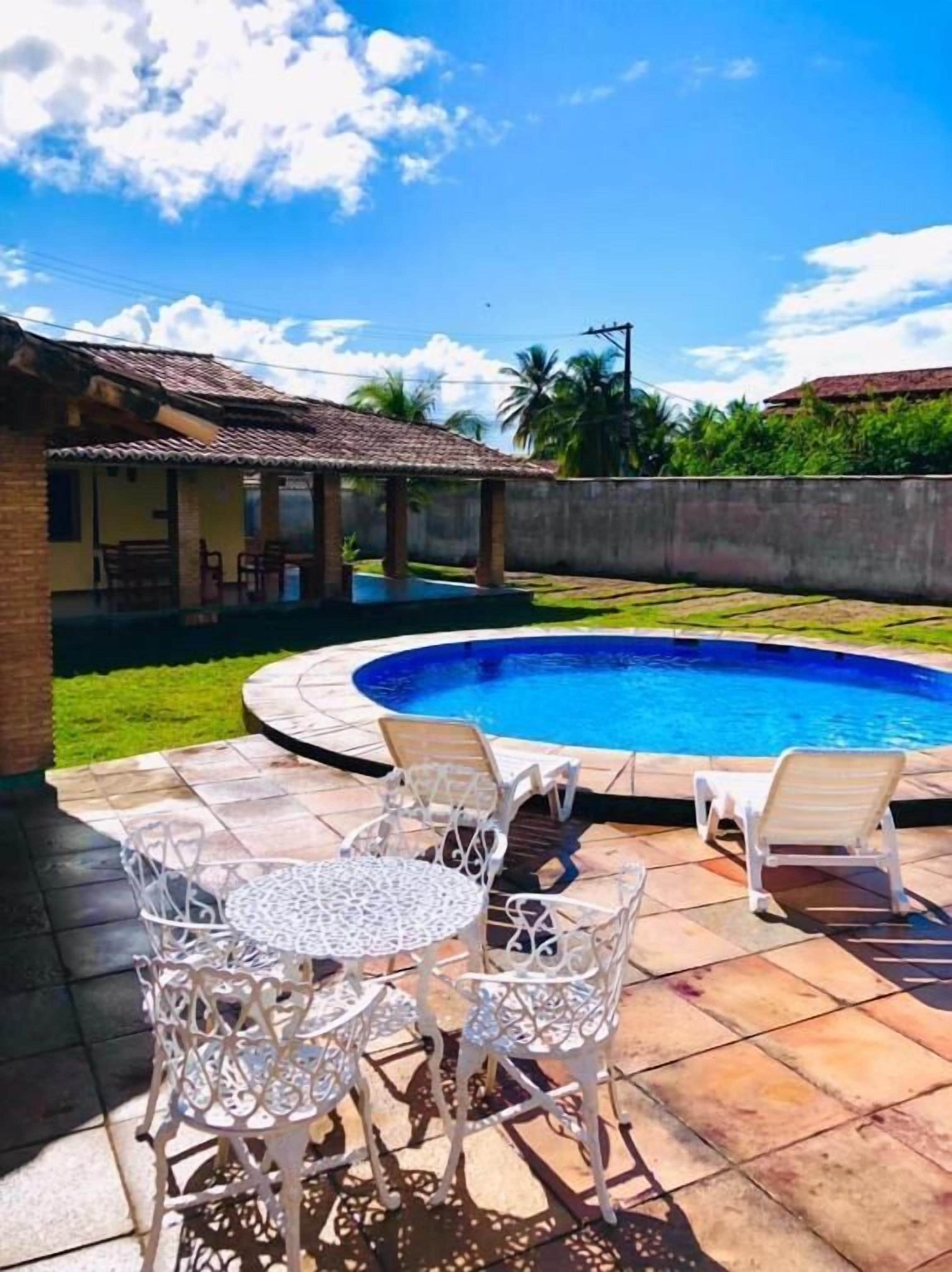 Piscina externa, espreguiçadeiras