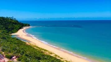 Perto da praia, areia branca