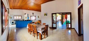 Fridge, oven, blender, cookware/dishes/utensils - Hostel Terra do Sol (Porto Seguro)