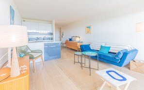 Téléviseur, table de ping-pong
