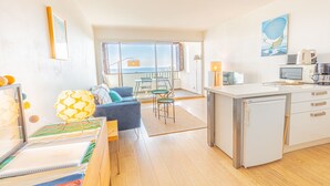 A modern apartment with a living area, kitchen, and balcony. - Le Poisson Bleu - by Winkyhouse (Cassis)