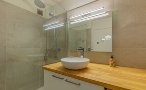 Badewanne, Haartrockner, Handtücher, Toilettenpapier