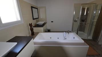 Badewanne, Handtücher, Seife, Toilettenpapier