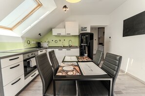 Fridge, oven, stovetop, dishwasher