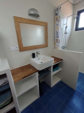 Dusche, Haartrockner, Handtücher, Seife