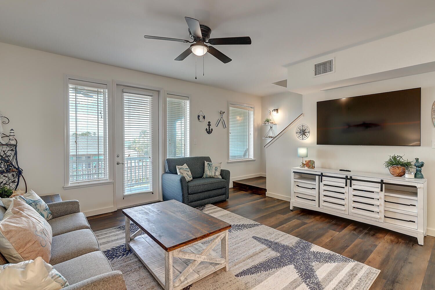 2br/2ba, Community pool, garage access