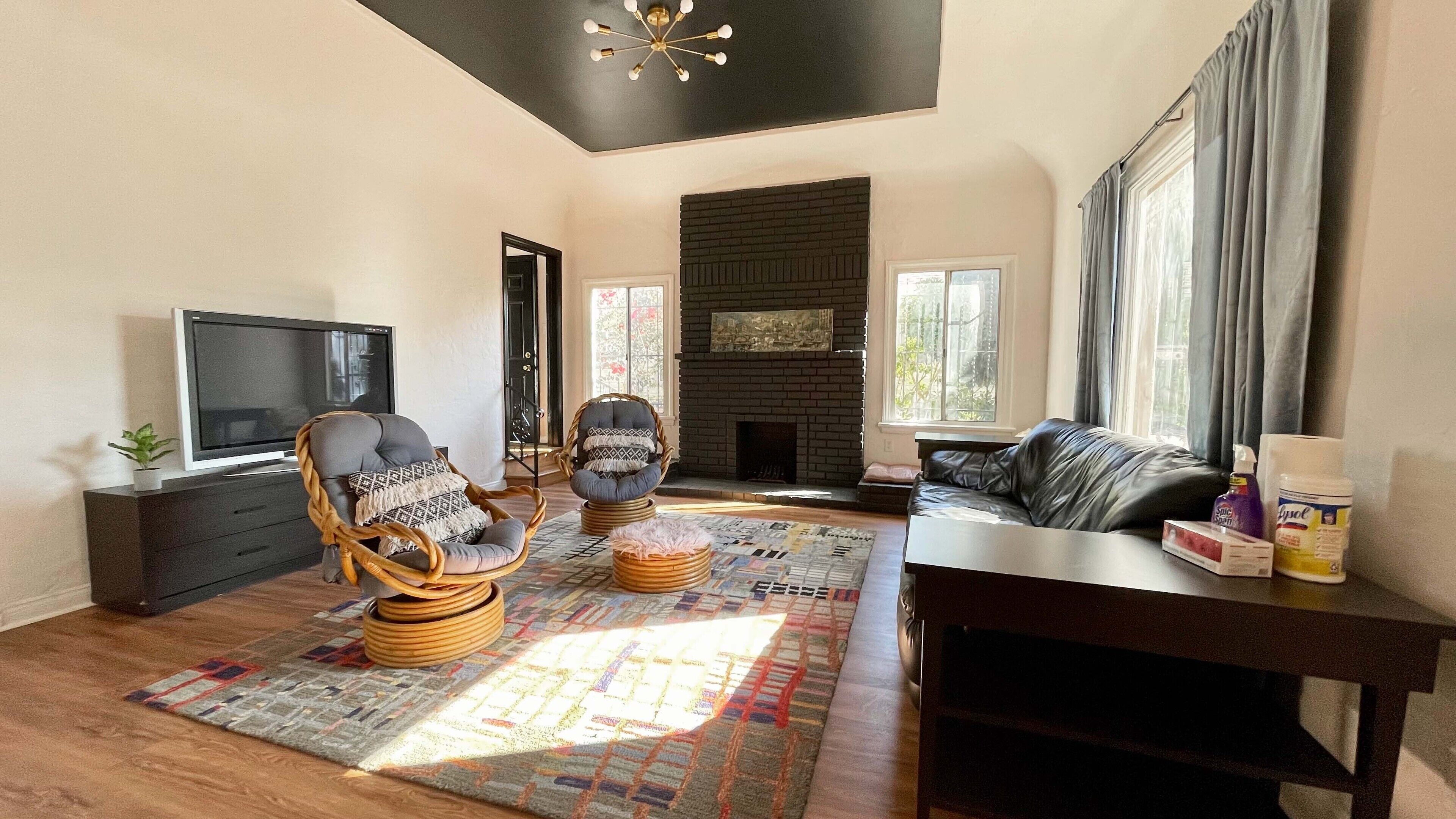 Smart TV, chimenea y libros 