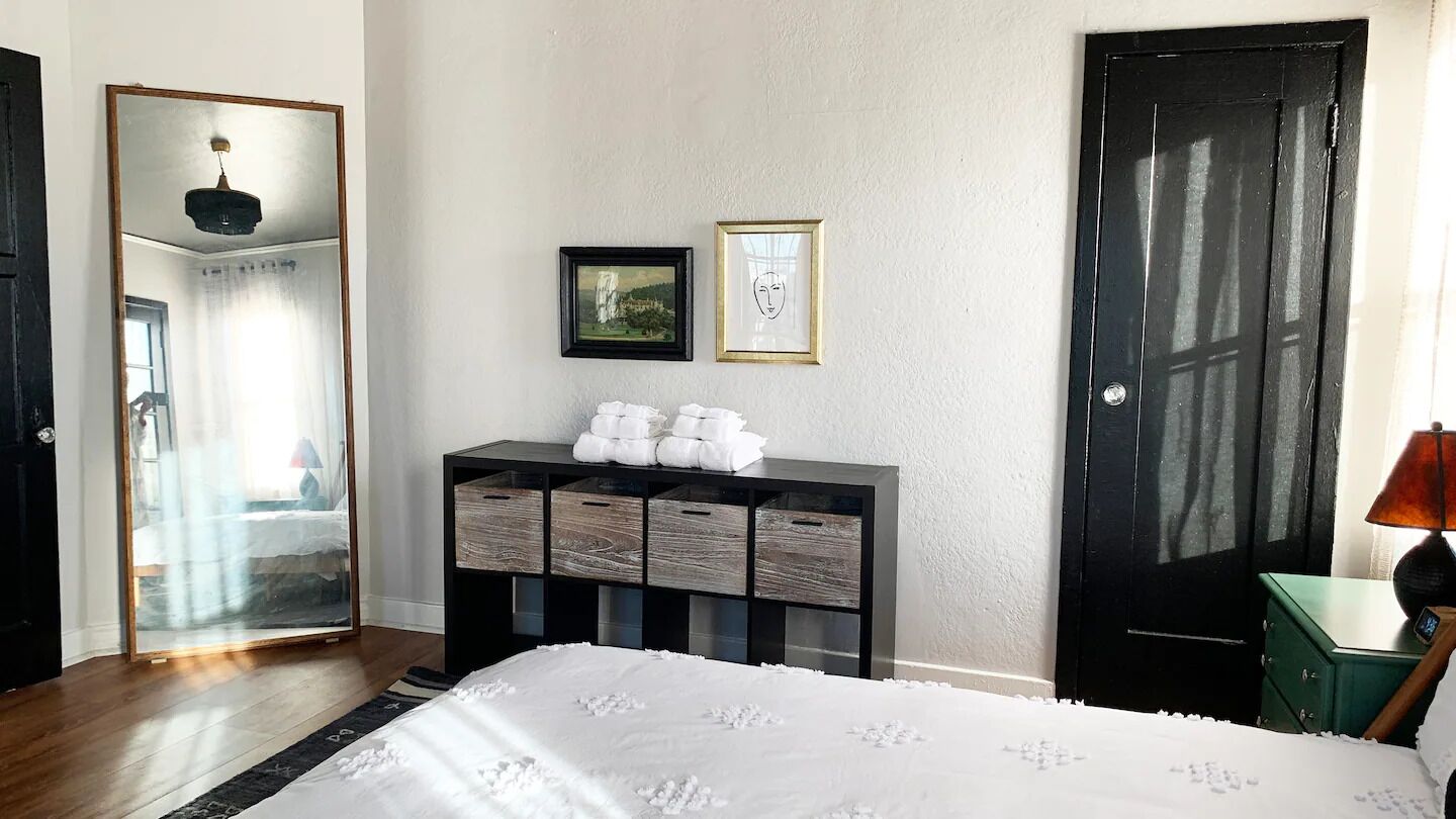 4 bedrooms, iron/ironing board, free WiFi, bed sheets