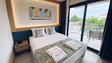 Deluxe Suite, 1 Bedroom, Kitchen | Premium bedding, pillowtop beds, in-room safe, laptop workspace