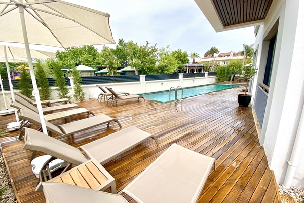 Piscine extérieure (ouverte en saison), parasols de plage