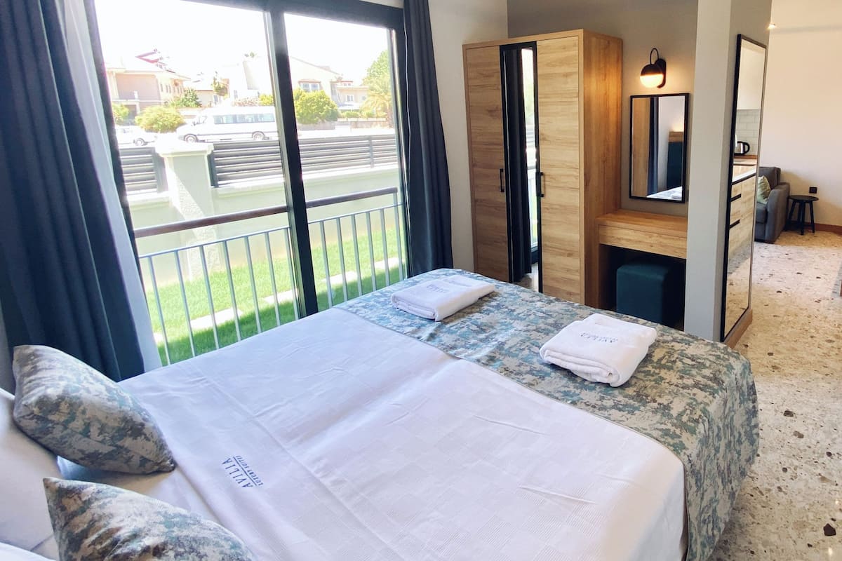 Suite junior, planta baja | 1 habitación, ropa de cama de alta calidad y camas con pillow-top