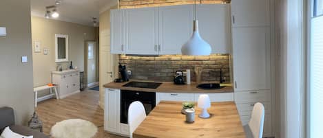 Kjøleskap, kokeplater, oppvaskmaskin og kaffetrakter/tekoker