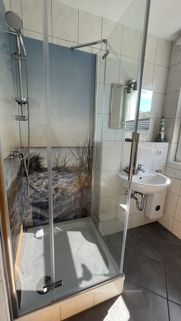 Dusche, Haartrockner, Seife, Toilettenpapier
