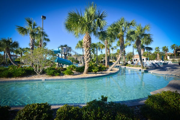 Alberca al aire libre y alberca climatizada