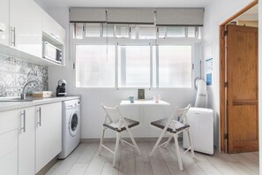 Een koelkast, een microgolfoven, een oven, een kookplaat