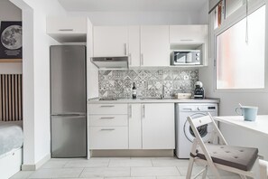 Fridge, microwave, oven, stovetop - Minimalist Studio 3 Minutes Walk to Las Canteras Beach (Las Palmas de Gran Canaria)