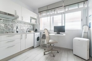 Een koelkast, een microgolfoven, een oven, een kookplaat