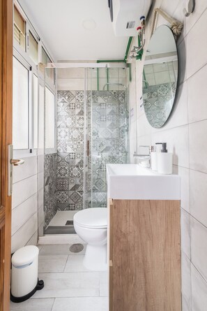 Shower, hair dryer, towels, soap - Minimalist Studio 3 Minutes Walk to Las Canteras Beach (Las Palmas de Gran Canaria)