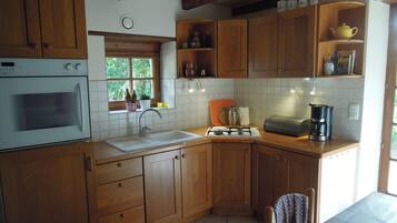 Een koelkast, een microgolfoven, een oven, een kookplaat