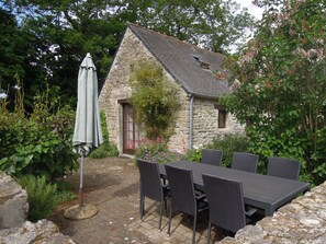 Outdoor dining - 4-person house in the countryside, quiet, close to beaches (Plonéour-Lanvern)