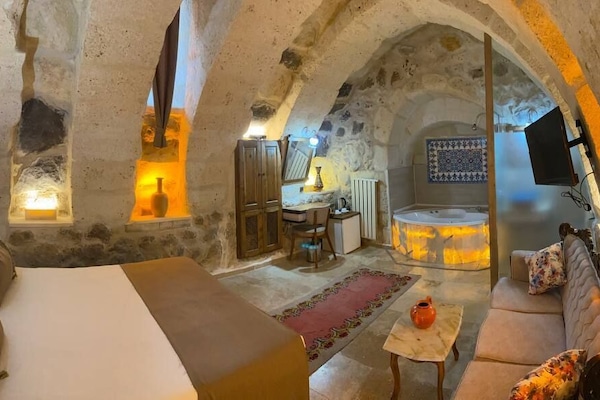 Deluxe Room | Peralatan tempat tidur premium, gebar bulu kapas, bar mini percuma