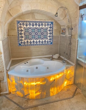 Chambre Deluxe | Salle de bain | Articles de toilette (gratuits), séchoir à cheveux, pantoufles
