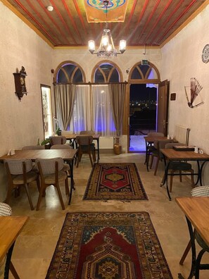 32-厘米LED 电视（配备卫星频道）、电视、打印机