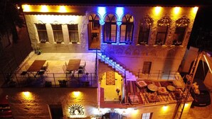 A building with multiple balconies, outdoor seating, and a staircase. - Zuwinasa House Hotel (Avanos)