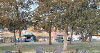 Peaceful lakefront home 2BD/2BA with covered dock on Old Hickory Lake