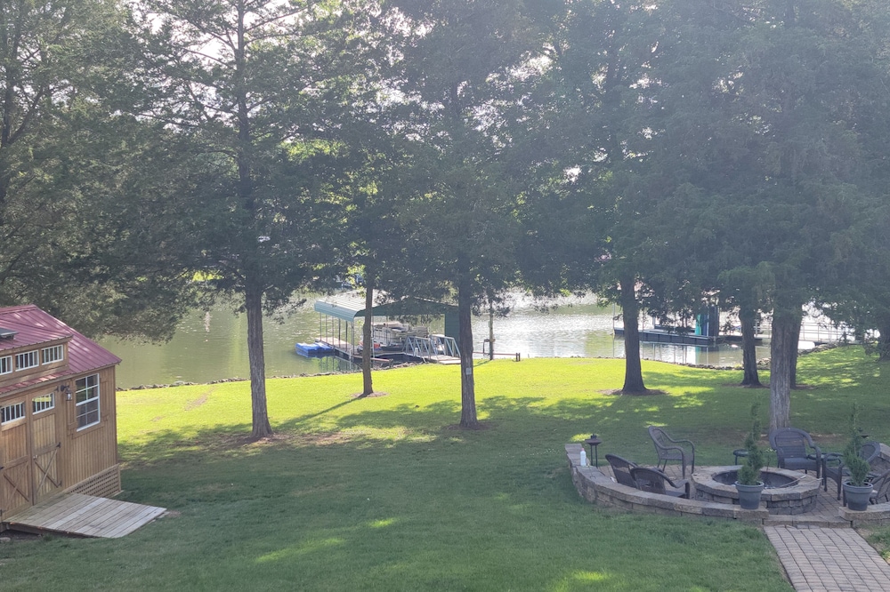 Peaceful lakefront home 2BD/2BA with covered dock on Old Hickory Lake