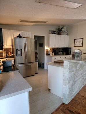 Réfrigérateur, four à micro-ondes, un four, surface de cuisson