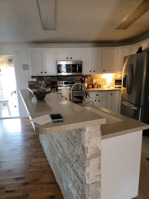 Kjøleskap, mikrobølgeovn, ovn og kokeplater