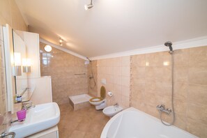 Apartment | Bathroom