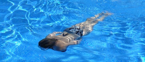 Inomhuspool och utomhuspool