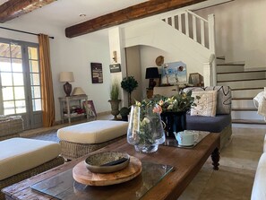 Smart-TV, Tischtennisplatte, Bücher, Stereoanlage