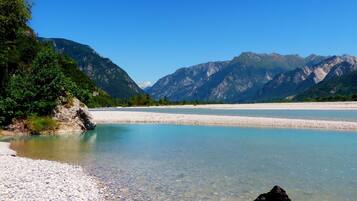 Chaises longues, serviettes de plage