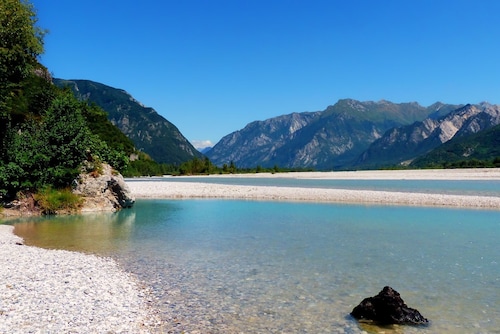 Large Provencal MAS, view, pool, quiet! 2 to 14p, air-conditioned!