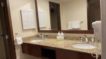 浴槽、ヘアドライヤー、タオル、シャンプー