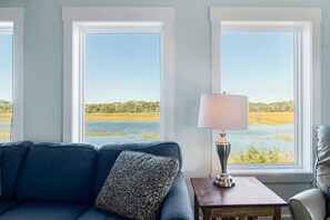 Smart TV, videogiochi, tavolo da ping pong, libri