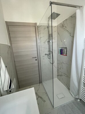 Dusche, Haartrockner, Toilettenpapier