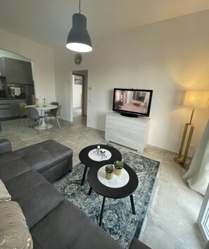 TV - Modern apartment on the Adriatic coast. Only 2 minutes from the beach (Lido Adriano)