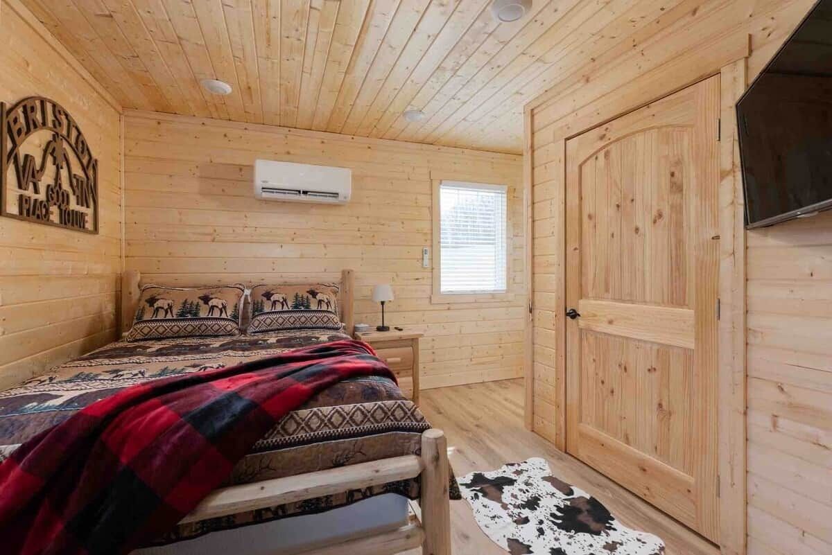 1 slaapkamer, een kluis op de kamer, een strijkplank/strijkijzer