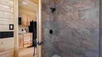 Chuveiro, secador de cabelo, toalhas de banho, sabonete