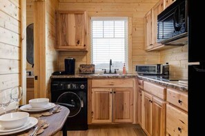 Fridge, microwave, oven, stovetop - ❤️Unique Cabin studio, in Heart of the tri cities (Bluff City)