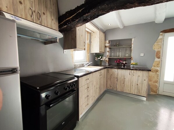 Kühlschrank, Ofen, Wasserkocher mit Kaffee-/Teezubehör, Wasserkocher