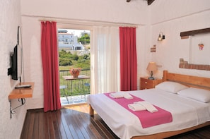 Chambre Double Deluxe, non-fumeurs, vue piscine | Draps italiens Frette, literie de qualité supérieure, minibar