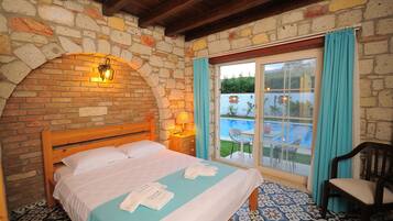 Quarto casal luxo, para não fumantes, vista para a piscina | Lençóis italianos Frette, roupas de cama premium, frigobar