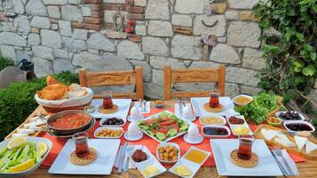 Petit déjeuner composé de spécialités régionales compris tous les jours